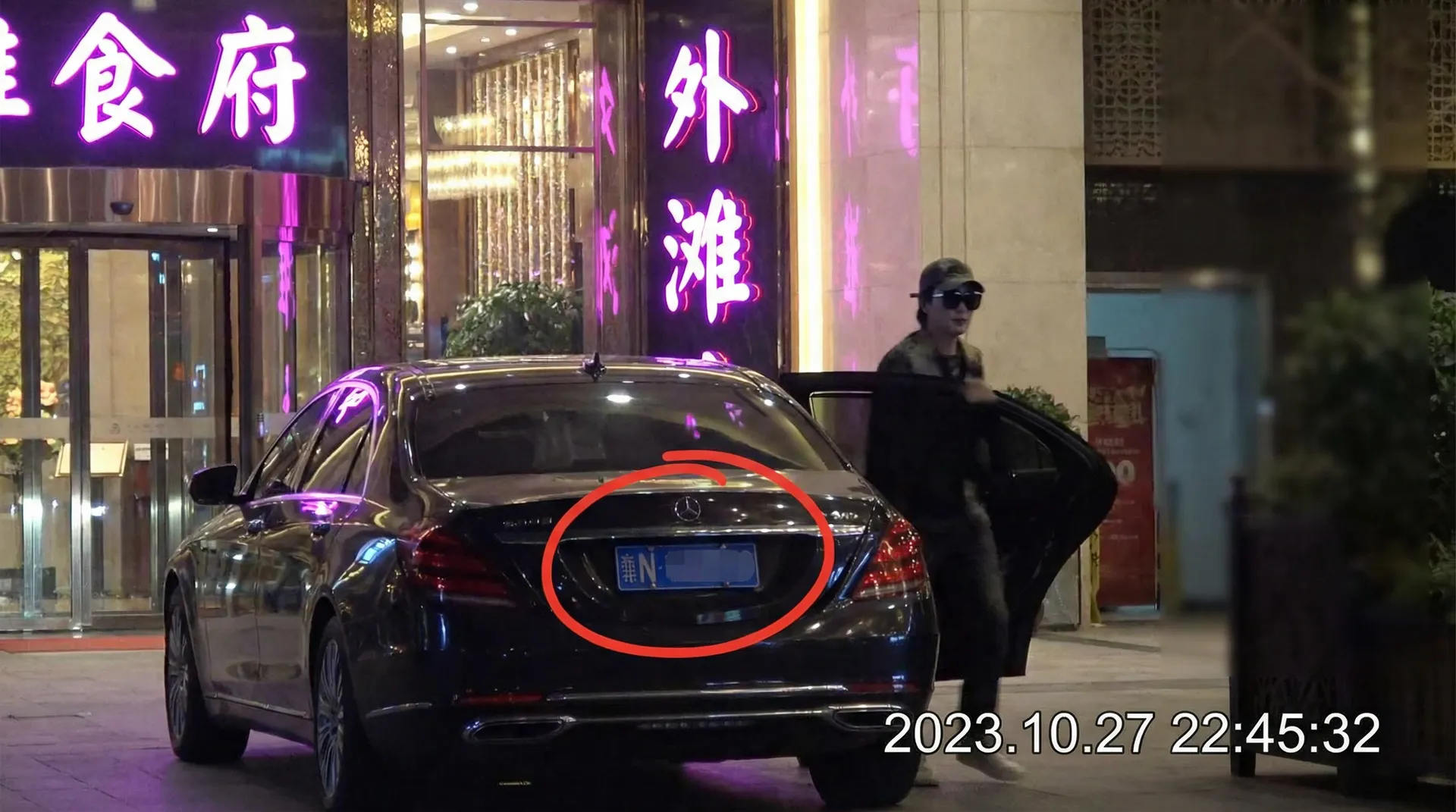 17c起网页登入 - 豪车餐厅外偷拍